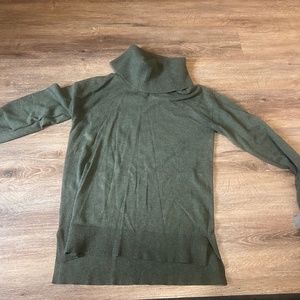 Loft long sleeve turtleneck green size medium
